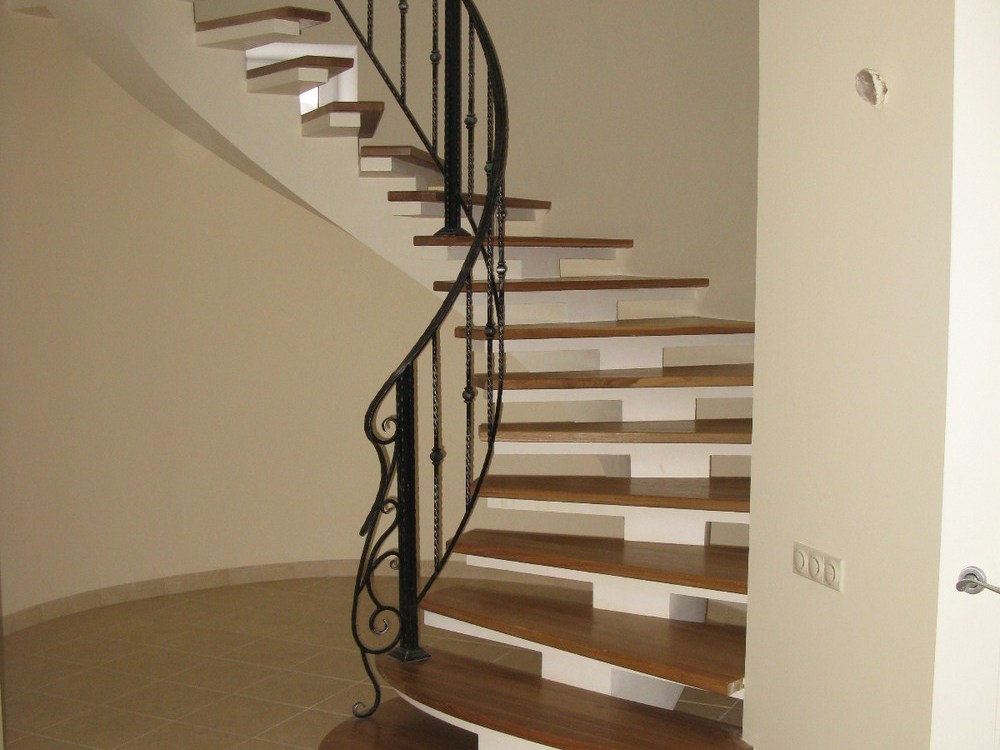 Кованное ограждение для лестницы винтовой