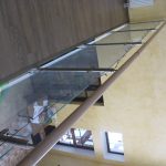 Стеклянное ограждение с деревянным поручнем