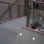 Cтеклянное ограждение лестницы на стойках