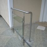 Стеклянное ограждение террасы на стойках из нержавеющй стали