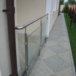 Стеклянное ограждение террасы на стойках из нержавеющй стали