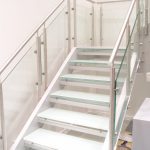 Cтеклянное ограждение лестницы на стойках