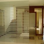 Офисная дверь с пескоструйным рисунком на стекле