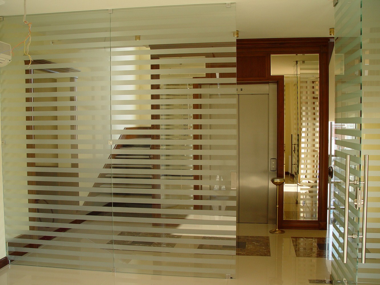 Офисная дверь с пескоструйным рисунком на стекле