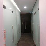 Офисные двери маятниковые матовое стекло