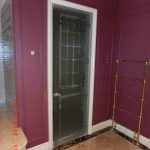 Межкомнатная стеклянная дверь с пескоструйным рисунком