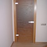 Межкомнатная стеклянная дверь с пескоструйным рисунком