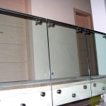 Стеклянные ограждения на точечных крепежах с поручнем
