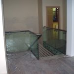 Стеклянные ограждения на точечных крепежах с поручнем