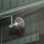 Стеклянные ограждения на точечных крепежах с поручнем