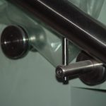 Стеклянные ограждения на точечных крепежах с поручнем