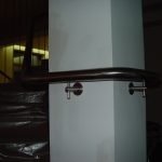 Стеклянные ограждения на точечных крепежах с поручнем