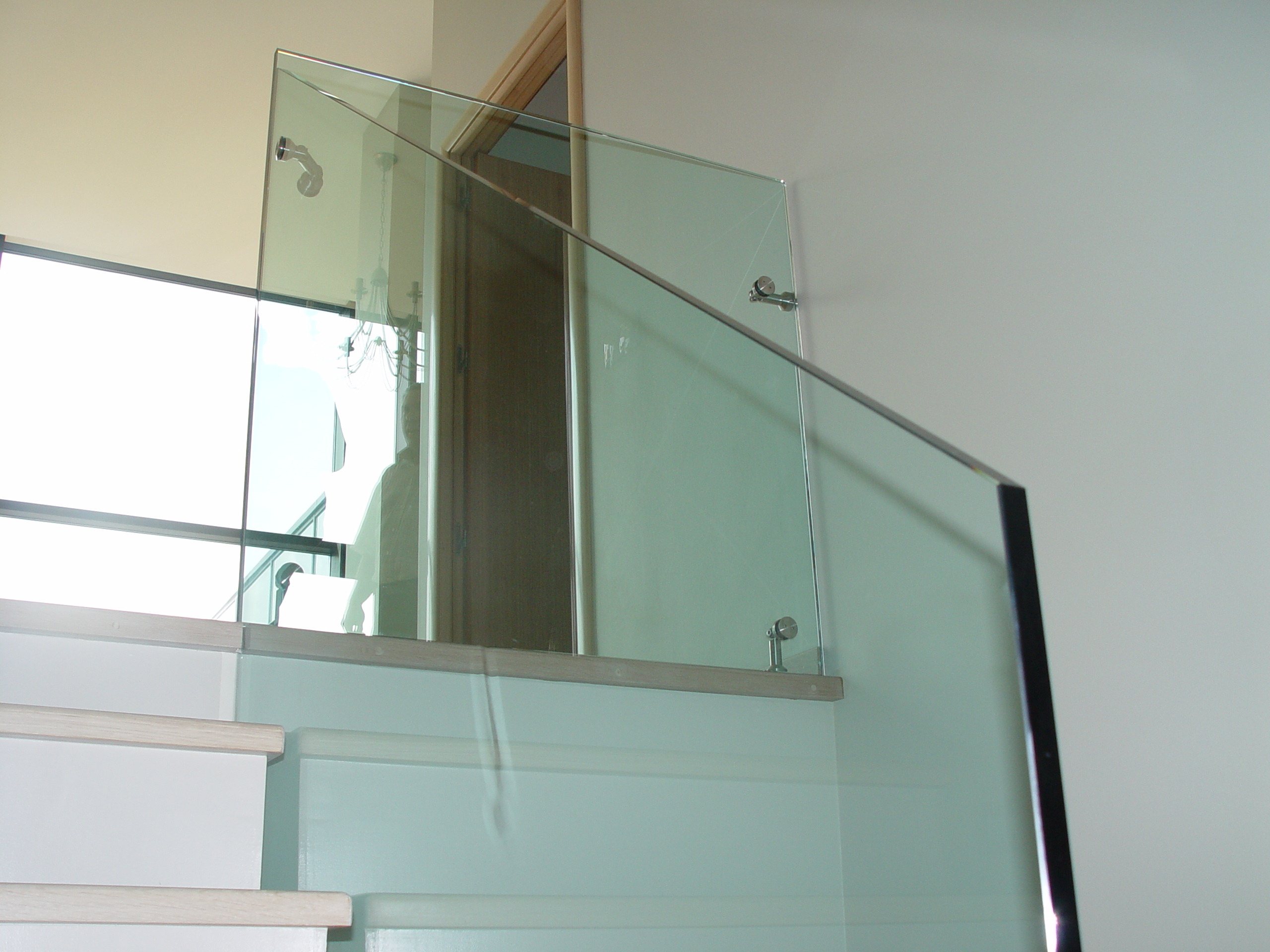 Стеклянное ограждение лестницы на торцевых (точечных) креплениях