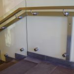 Стеклянное ограждение для лестницы на торцевых (точечных) креплениях с поручнем