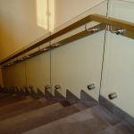 Стеклянное ограждение для лестницы на торцевых (точечных) креплениях с поручнем
