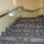 Стеклянное ограждение для лестницы на торцевых (точечных) креплениях с поручнем