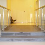 Стеклянное ограждение для лестницы на торцевых (точечных) креплениях с поручнем