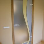 Межкомнатная стеклянная дверь с пескоструйным рисунком