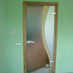 Межкомнатная стеклянная дверь с пескоструйным рисунком