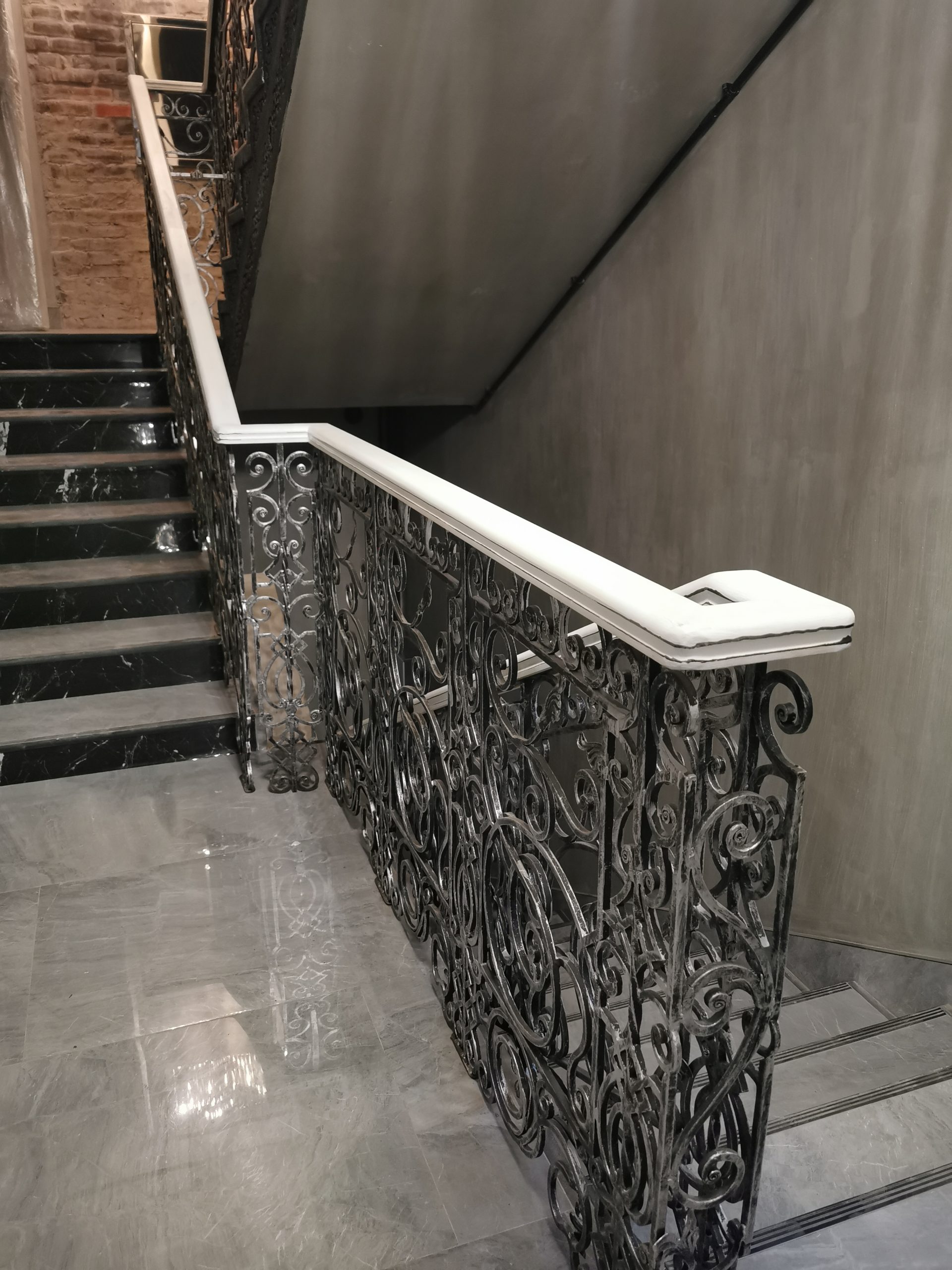 Кованные ограждения для лестниц с узором