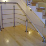 Ограждение из нержавеющей стали с ригелями и поручнем ПВХ