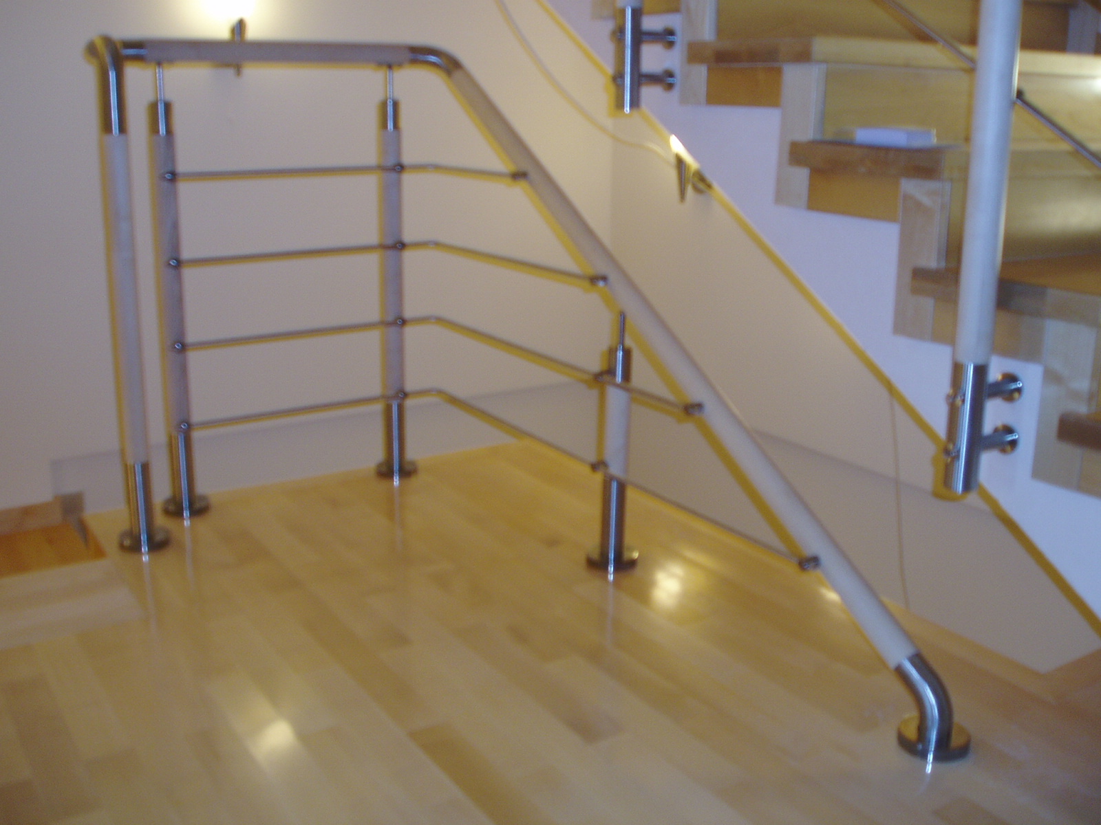 Ограждение из нержавеющей стали с ригелями и поручнем ПВХ