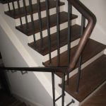 Кованное ограждение с деревянными перилами