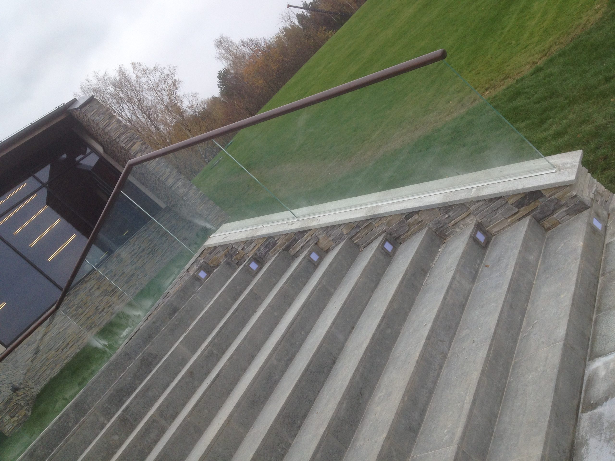 Стеклянные ограждения для террасы с деревянным поручнем