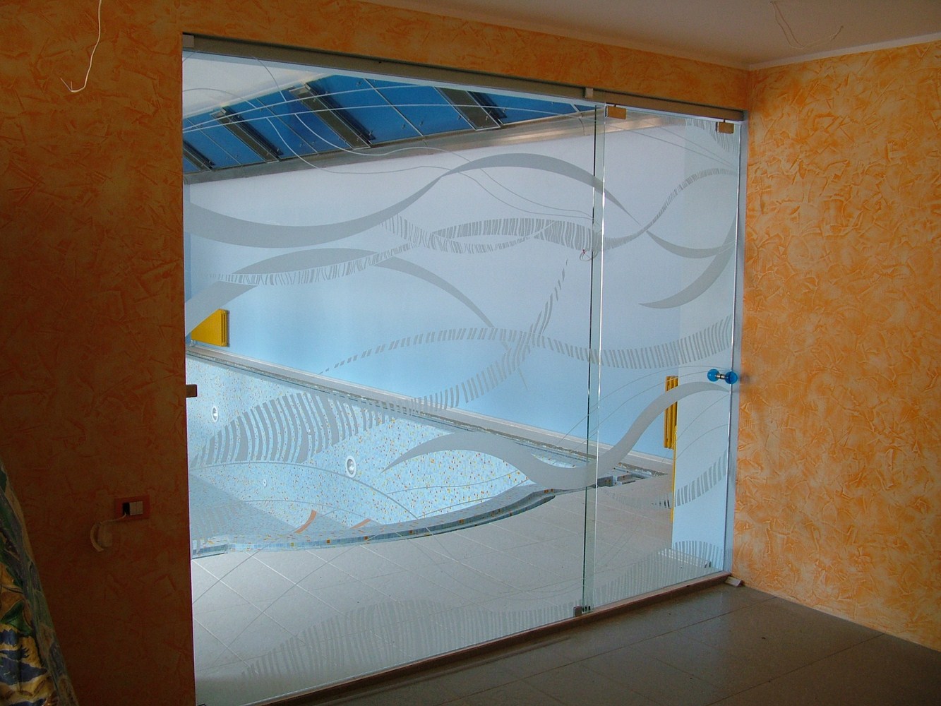 Стеклянная дверь для бассейна