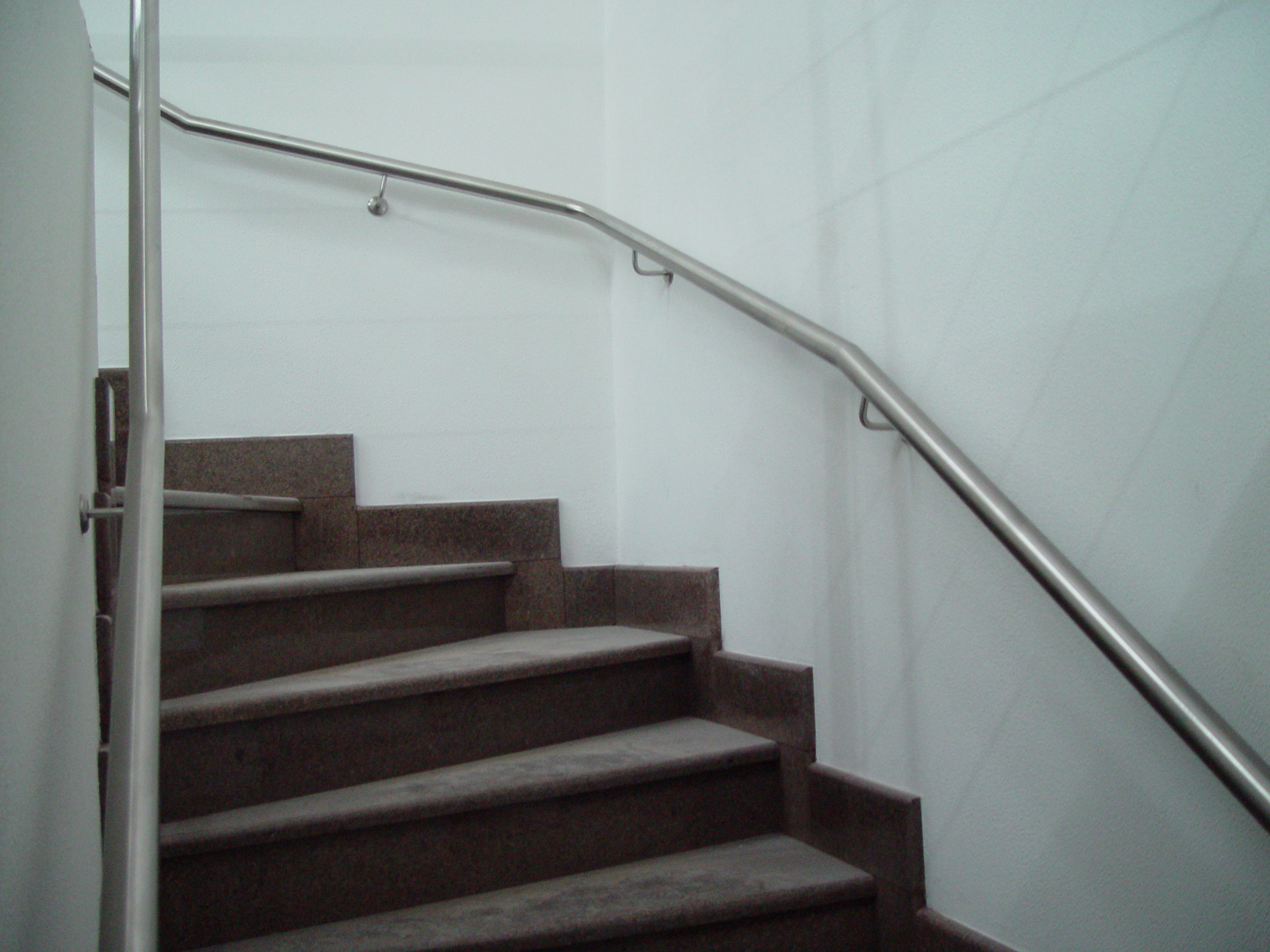 Пристенный поручень для лестниц
