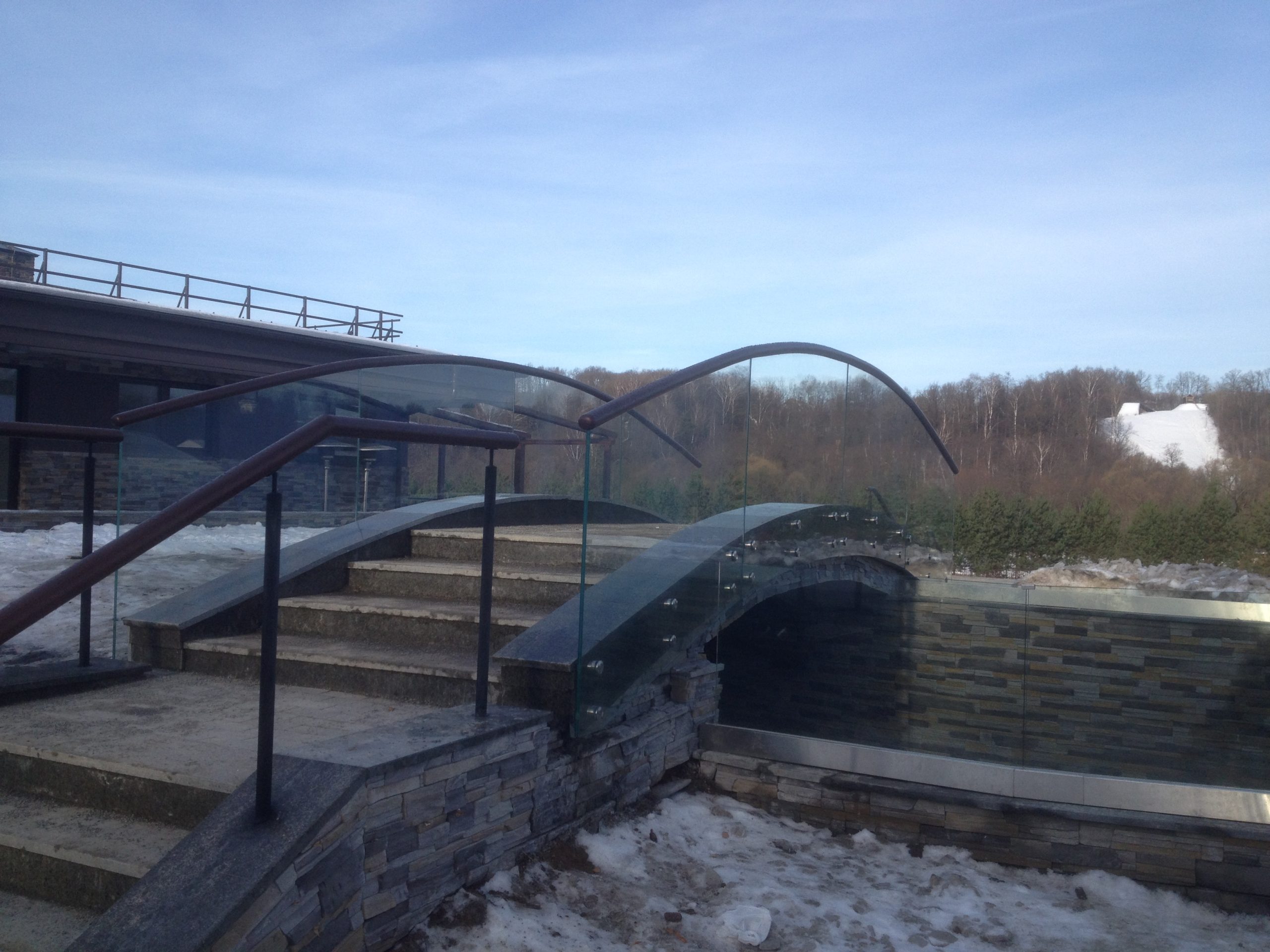 Уличные стеклянные ограждения