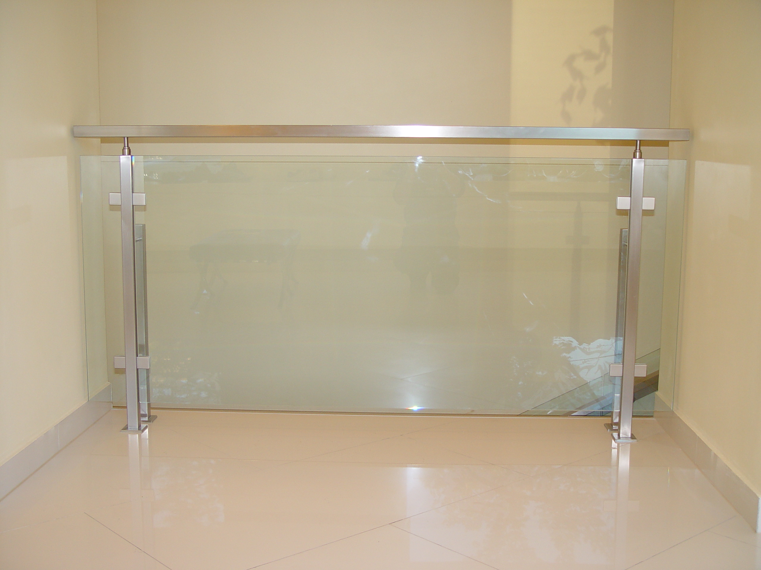 Стеклянное ограждение второго света