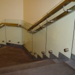 Стеклянное ограждение для лестницы на торцевых (точечных) креплениях с поручнем