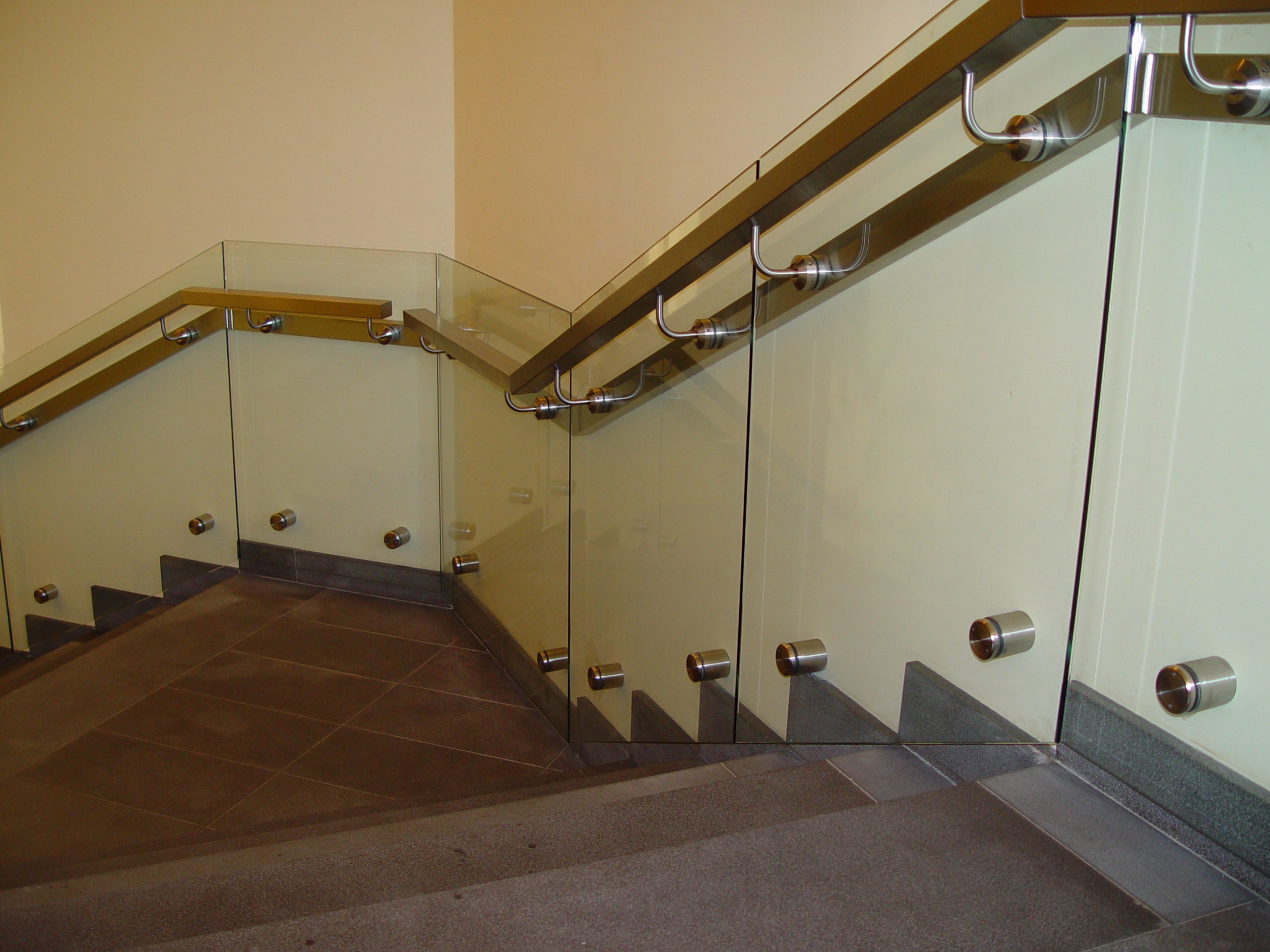 Стеклянное ограждение для лестницы на торцевых (точечных) креплениях с поручнем