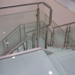 Cтеклянное ограждение лестницы на стойках