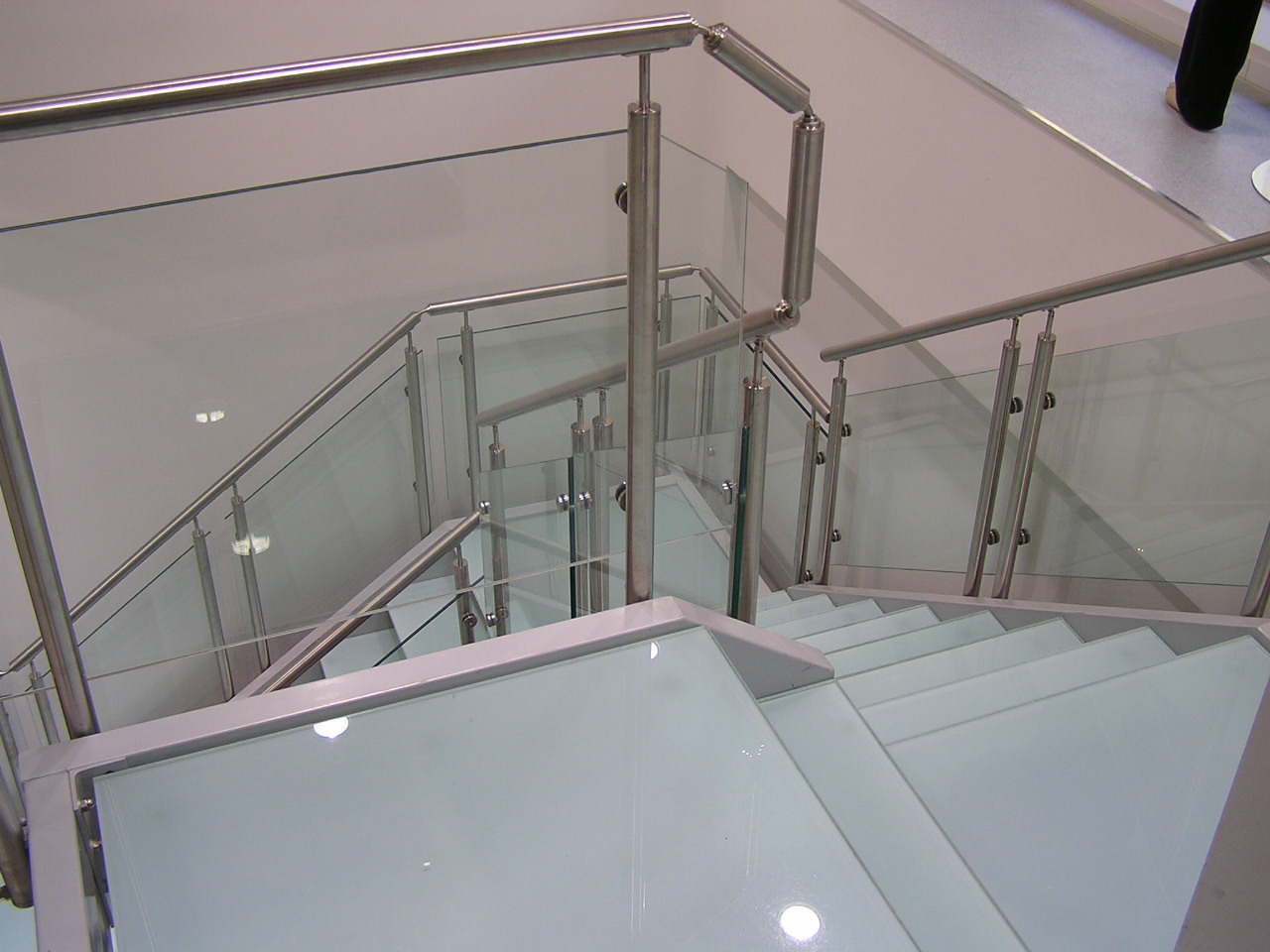 Cтеклянное ограждение лестницы на стойках