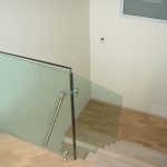 Стеклянное ограждение лестницы на торцевых (точечных) креплениях