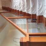 Стеклянное ограждение лестницы с деревянным поручнем