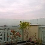 Стеклянное ограждение парапета кровли