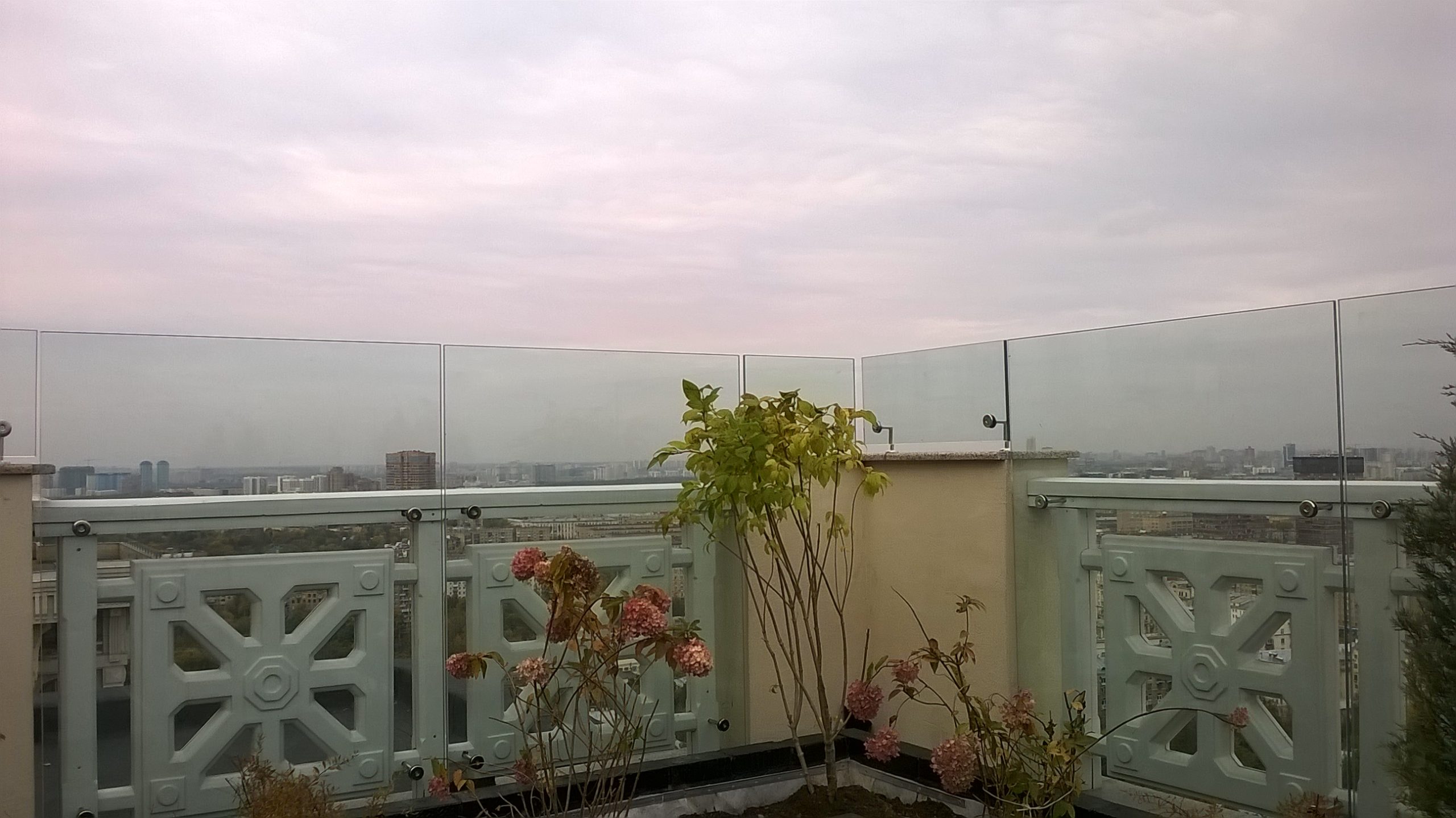 Стеклянное ограждение парапета кровли