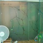 Двери с пескоструйным рисунком на стекле