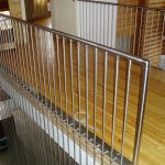Нестандартное ограждение из нержавеющей стали для лестницы