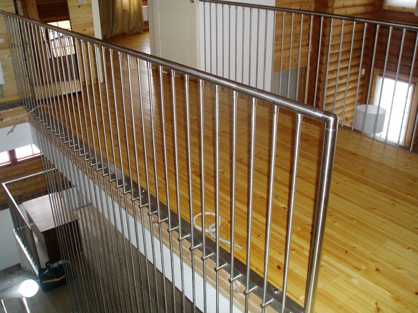 Нестандартное ограждение из нержавеющей стали для лестницы