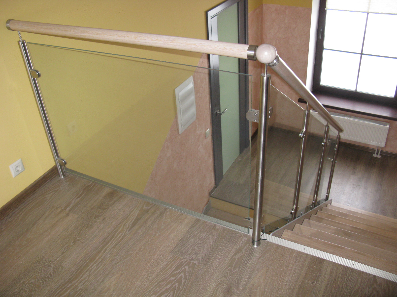 Стеклянное ограждение с деревянным поручнем