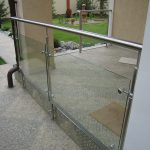Стеклянное ограждение террасы на стойках из нержавеющй стали