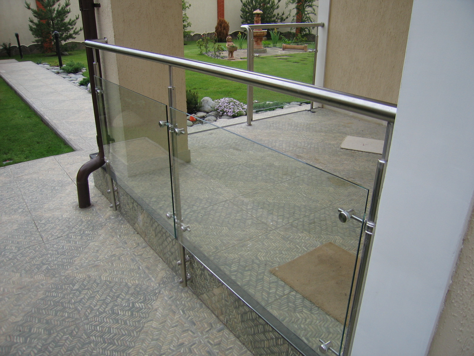 Стеклянное ограждение террасы на стойках из нержавеющй стали