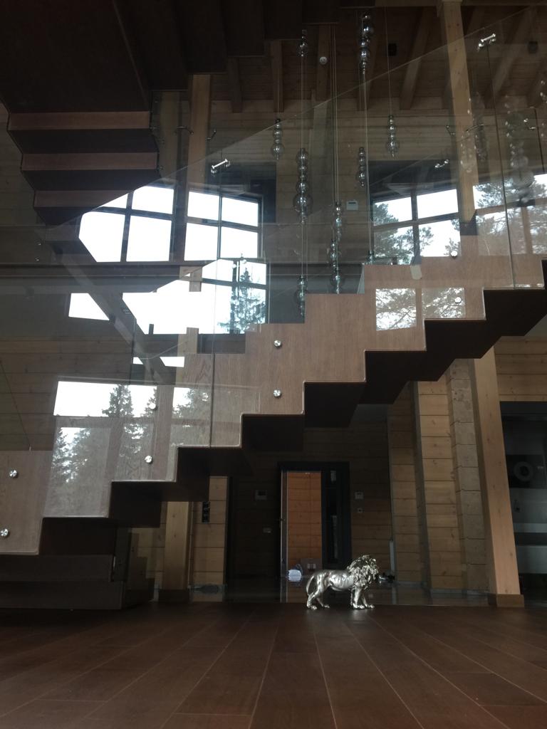 Стеклянные ограждения на точечных крепежах