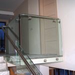 Стеклянные ограждения на точечных крепежах с поручнем