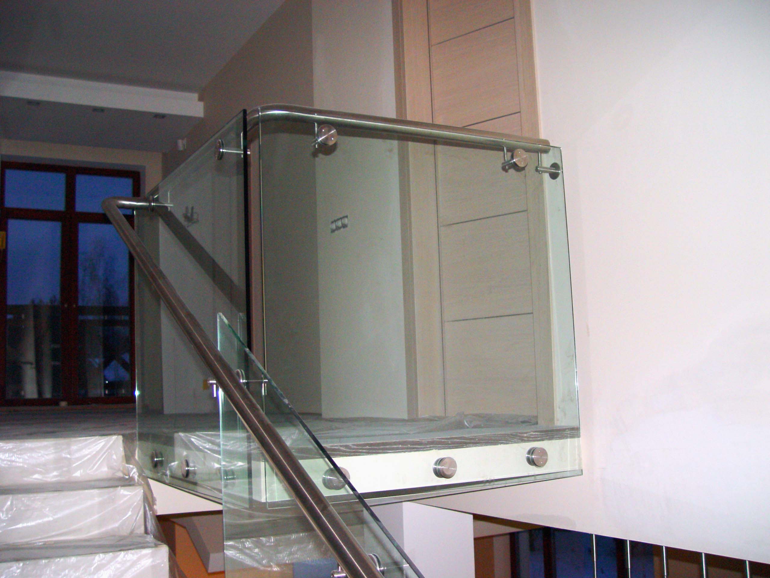 Стеклянные ограждения на точечных крепежах с поручнем