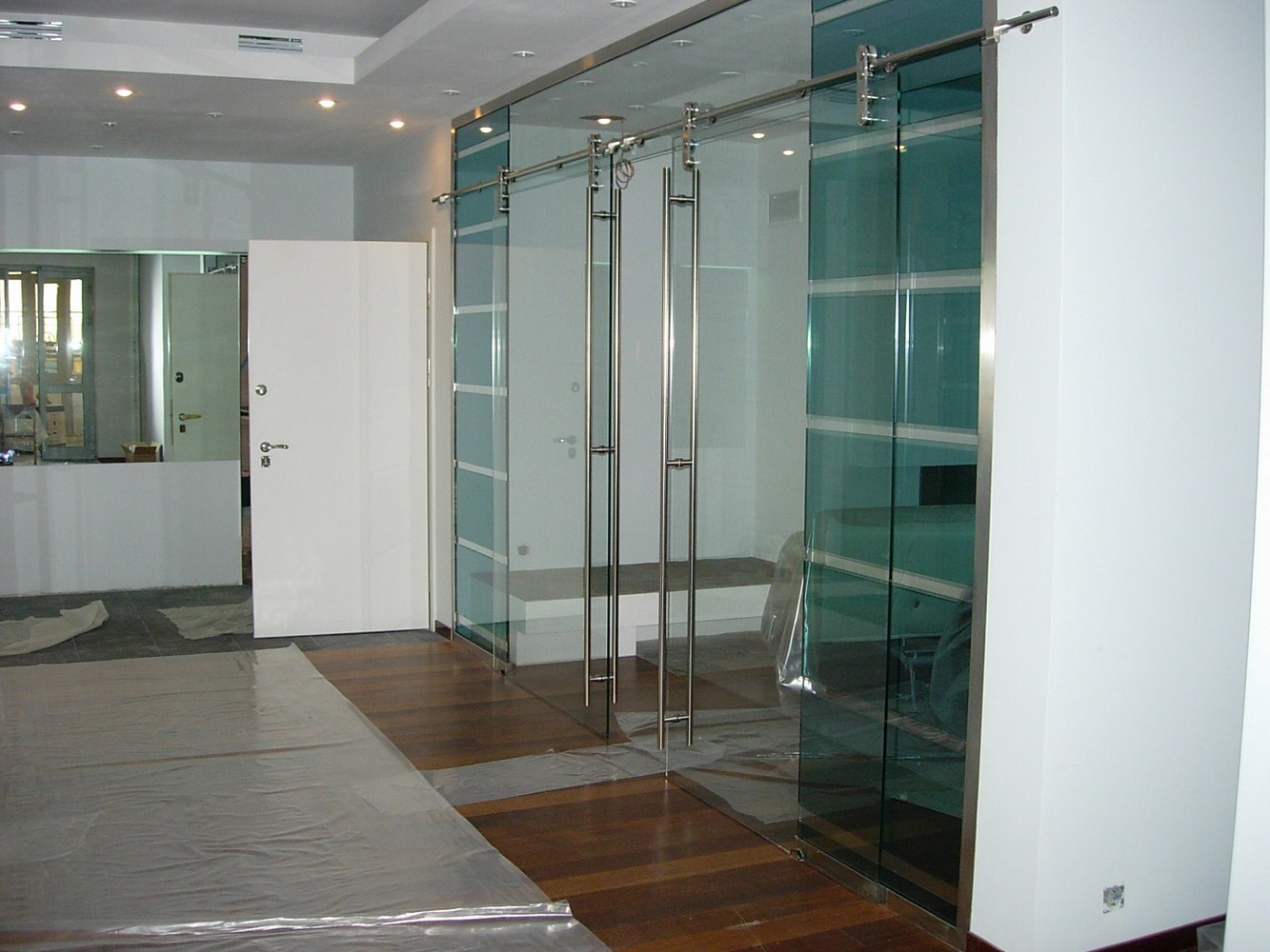 Раздвижная стеклянная дверь межкомнатная